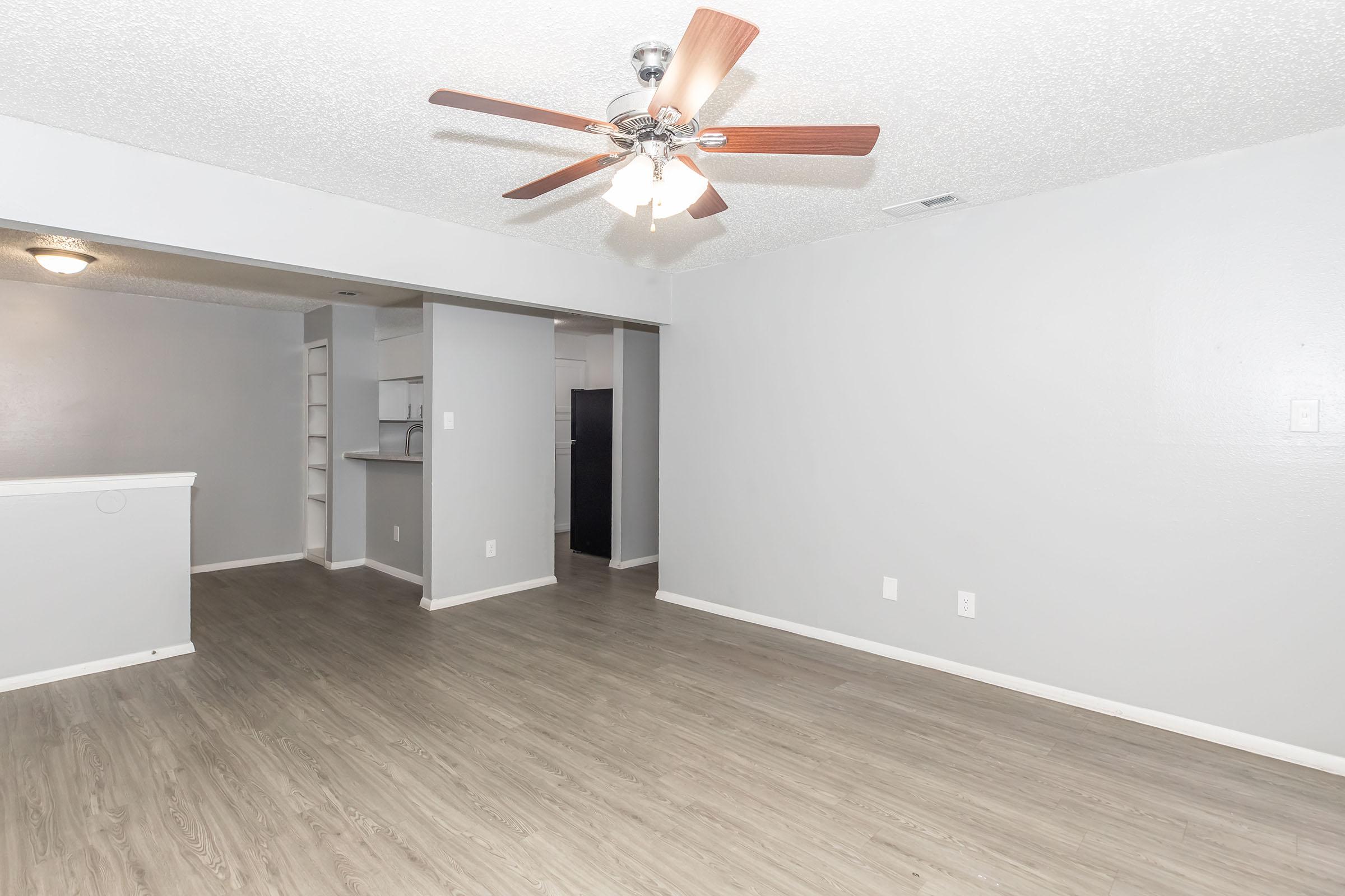 Sala abierta hacia la cocina en el plano de 2 recámaras y 2 baños en Providence at Domain